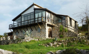 Andraclos House